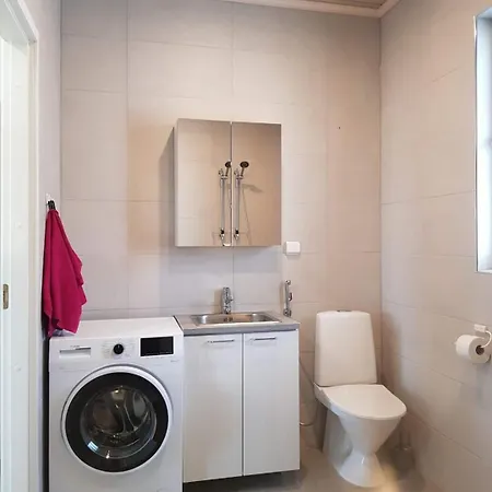 Cozy 2-bedroom House Close To Centre *